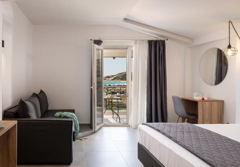 Bed, Balcony/Terrace, Living room, Photo of the whole room, Sea view