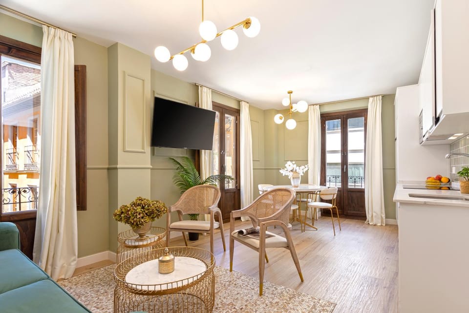 TV and multimedia, Living room, Seating area, Dining area, City view