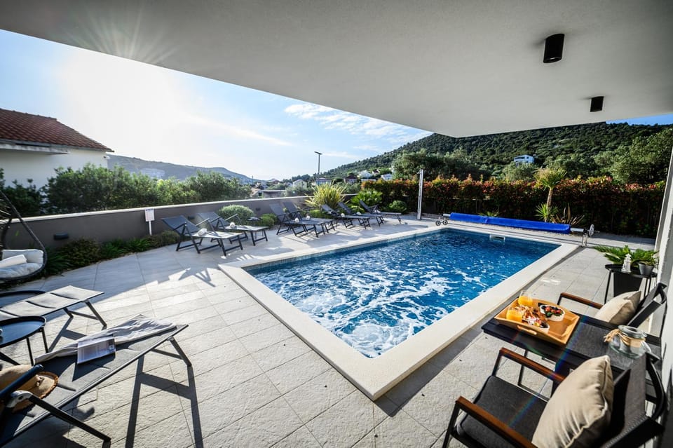 Luxury apartment Barka in Villa with heated pool Apartment in Split-Dalmatia County