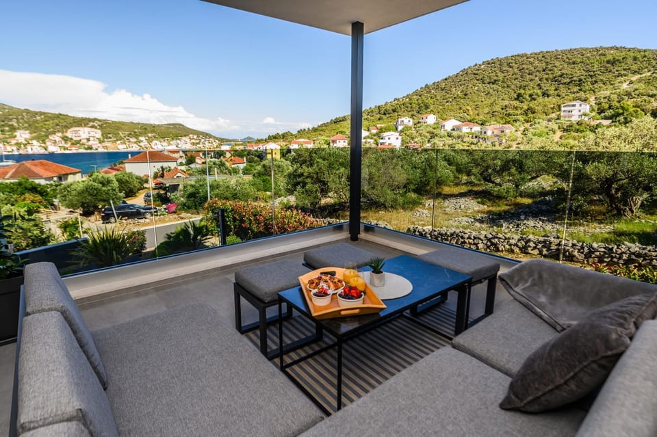 Luxury apartment Barka in Villa with heated pool Apartment in Split-Dalmatia County