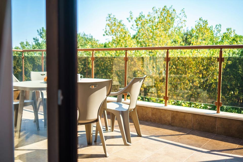Patio, Balcony/Terrace, Dining area, young children, older children, Family