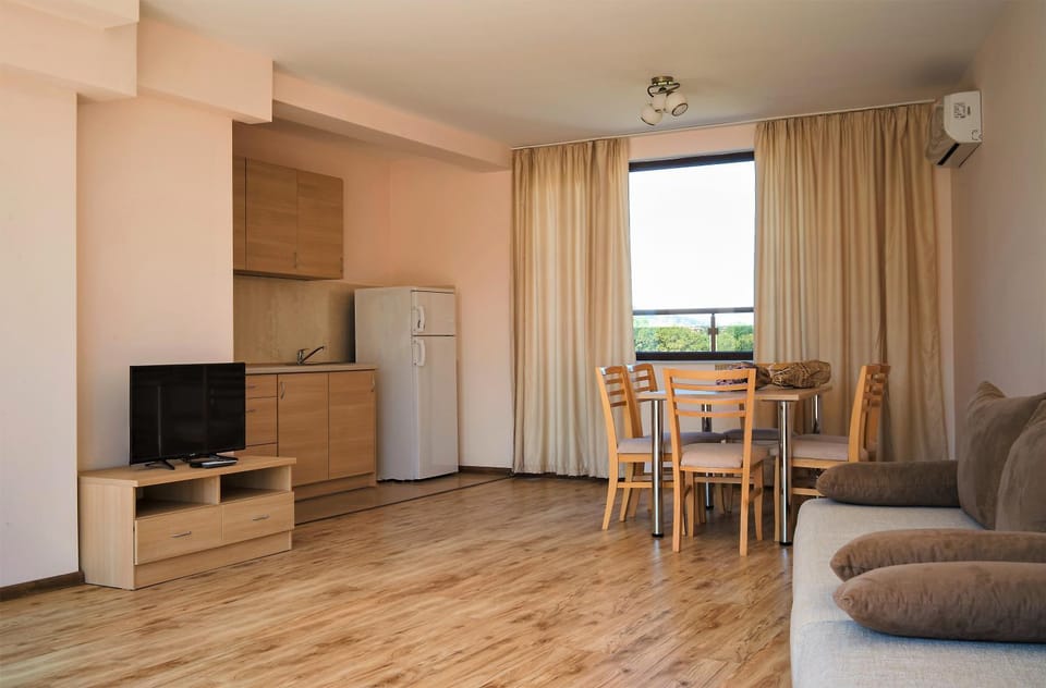 Communal lounge/ TV room, TV and multimedia, Living room, Seating area, Dining area