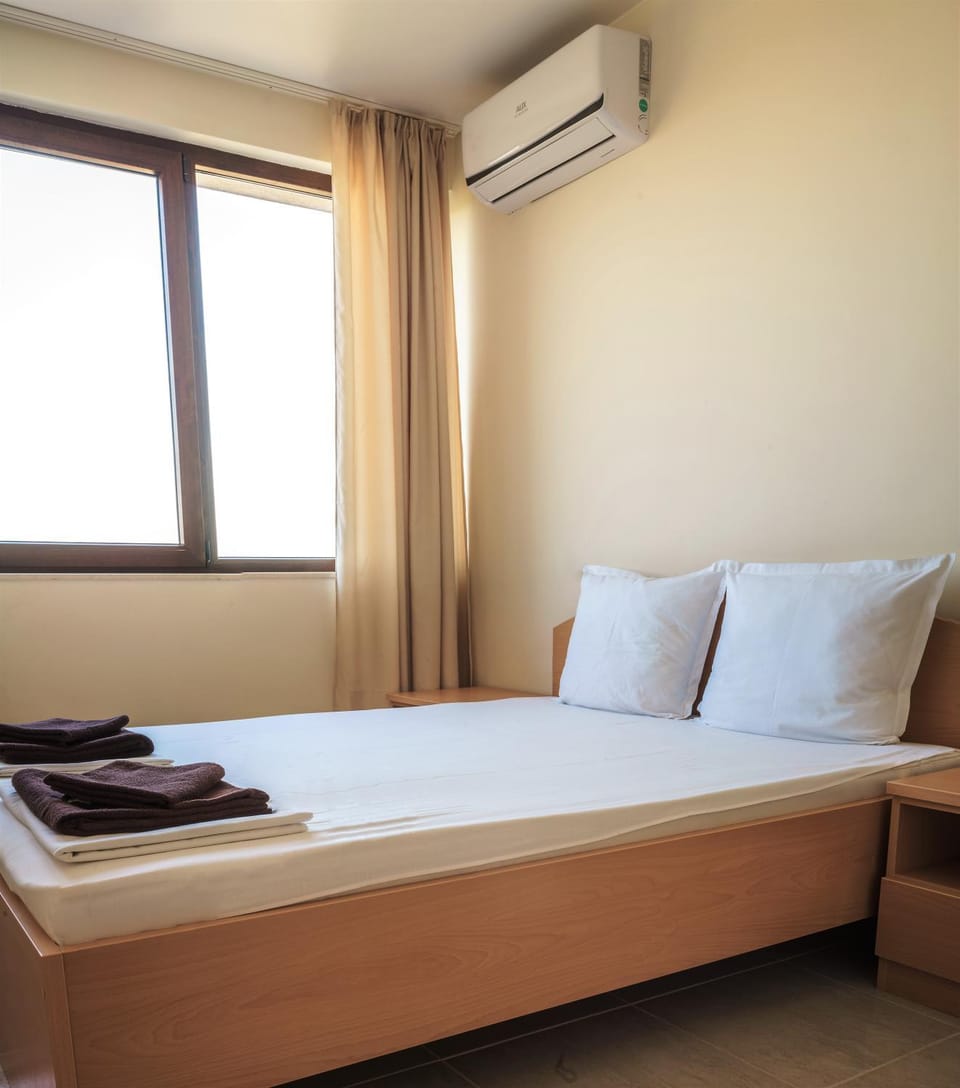 Bed, Bedroom, young children, older children, Family