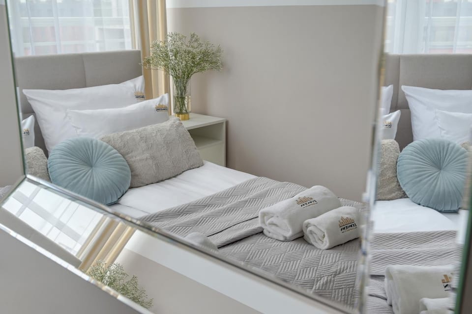 Bed, Photo of the whole room, Seating area, Bedroom, towels