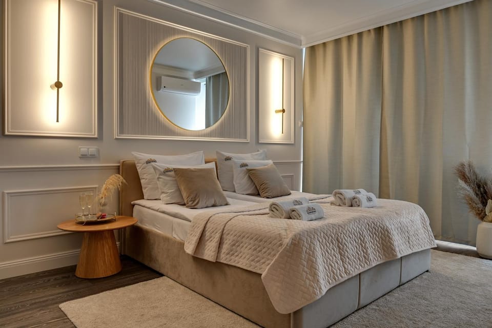 Bed, Photo of the whole room, towels