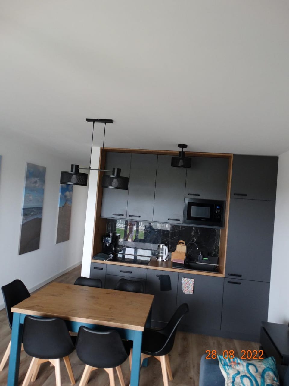 Kitchen or kitchenette, Dining area