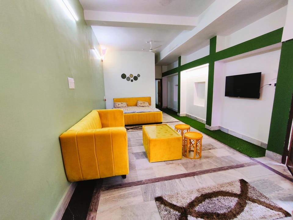 TV and multimedia, Living room, Seating area, Evening entertainment