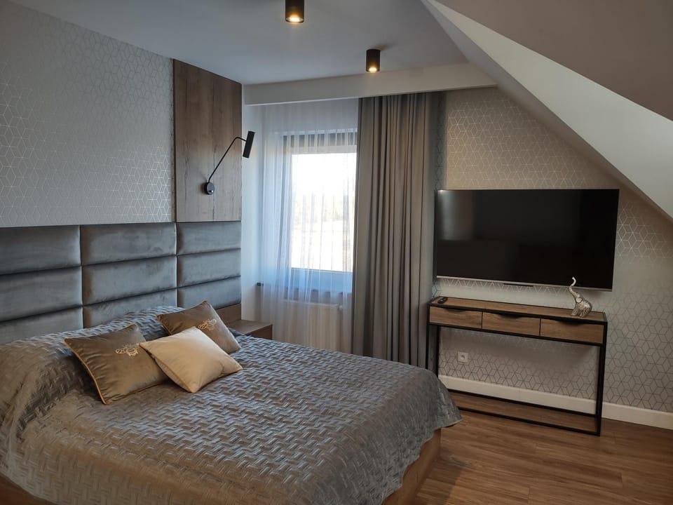 Bed, TV and multimedia, Photo of the whole room, Bedroom