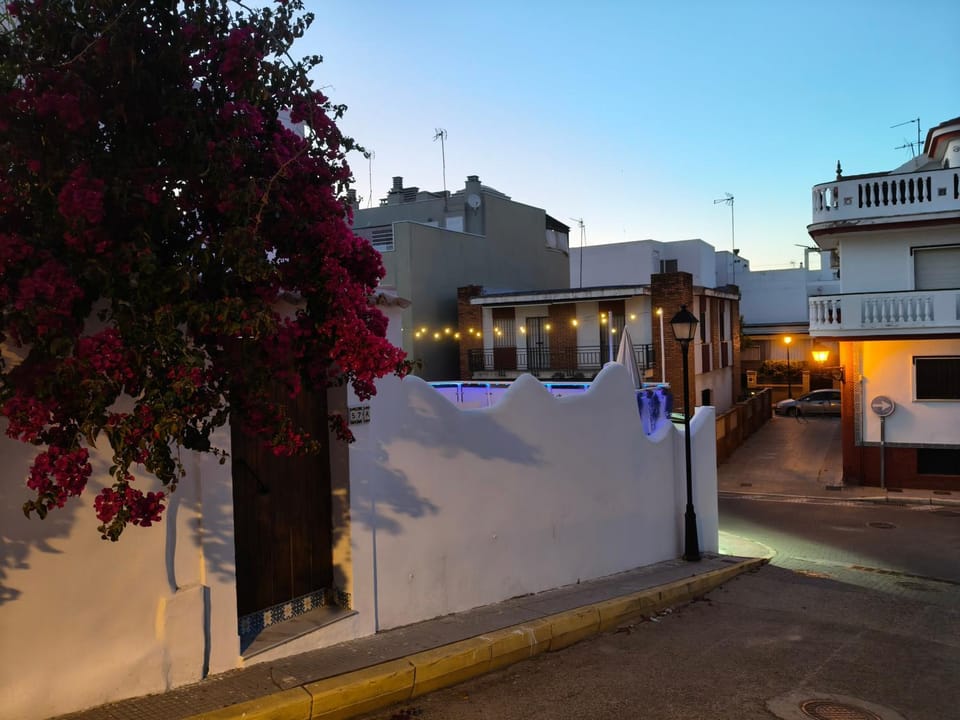 Casa Alhamar con piscina climatizada privada Villa in Punta Umbría