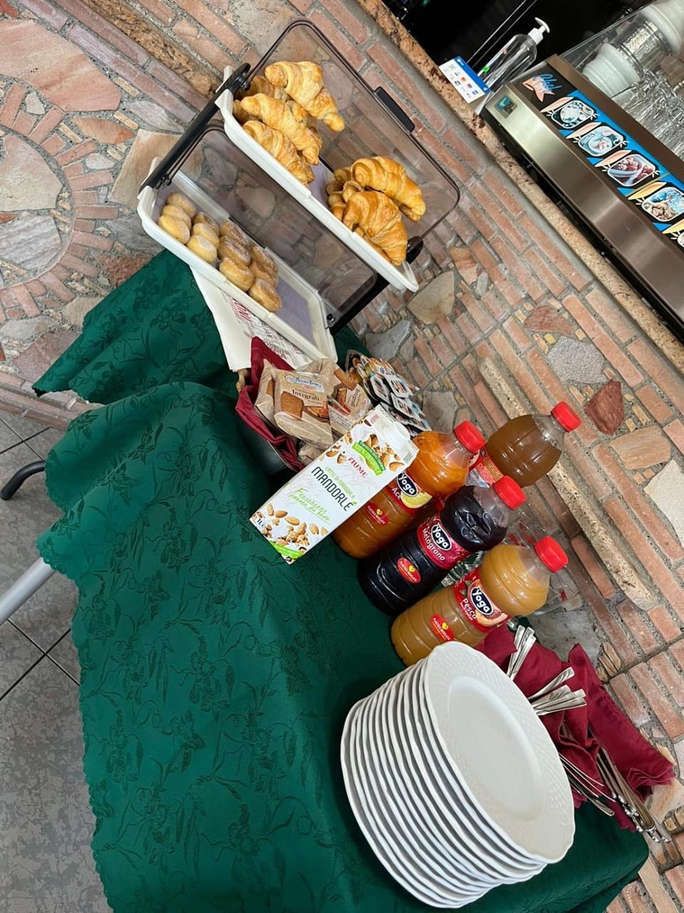 Food and drinks, Food, Breakfast, Buffet breakfast, Drinks
