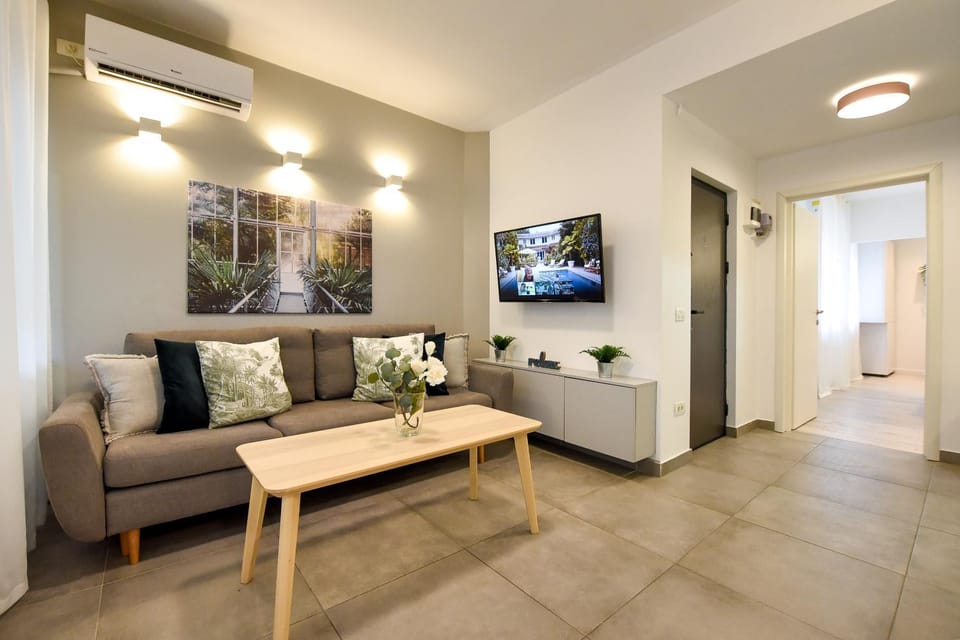 TV and multimedia, Living room, Seating area, air conditioner