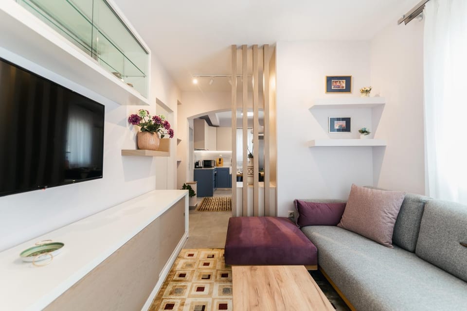 TV and multimedia, Living room, Decorative detail, Seating area