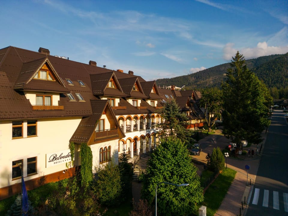 Property building, Day, Neighbourhood, Natural landscape, Mountain view, Street view, Parking