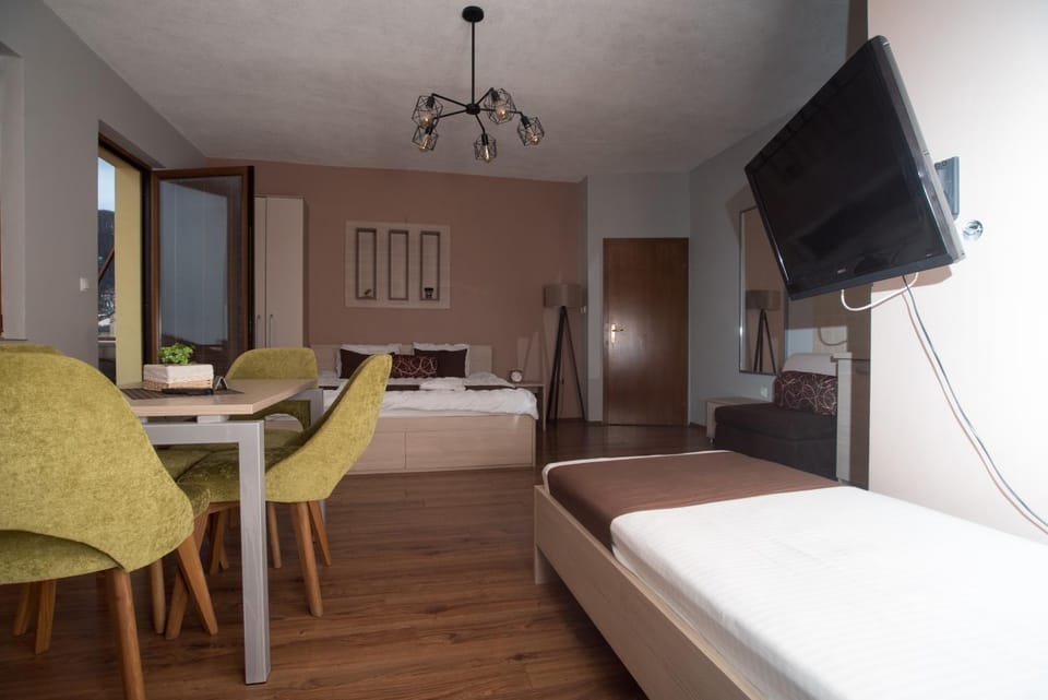 Bed, TV and multimedia, Dining area, Bedroom