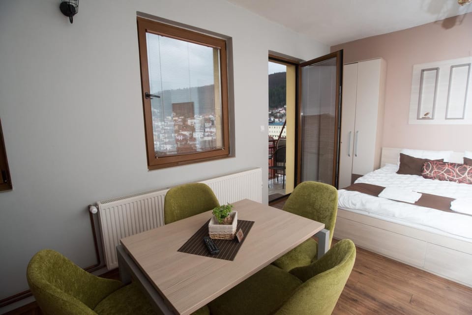 Bed, Seating area, Bedroom