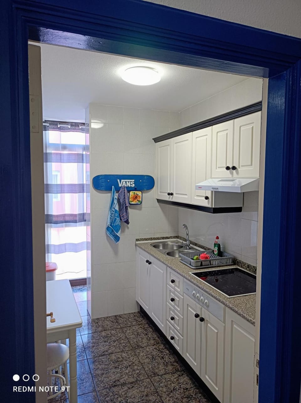 Kitchen or kitchenette, minibar