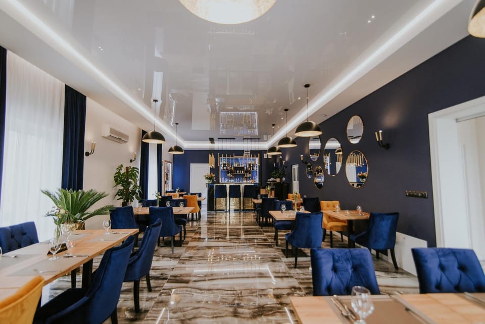 Restaurant/places to eat, Lounge or bar