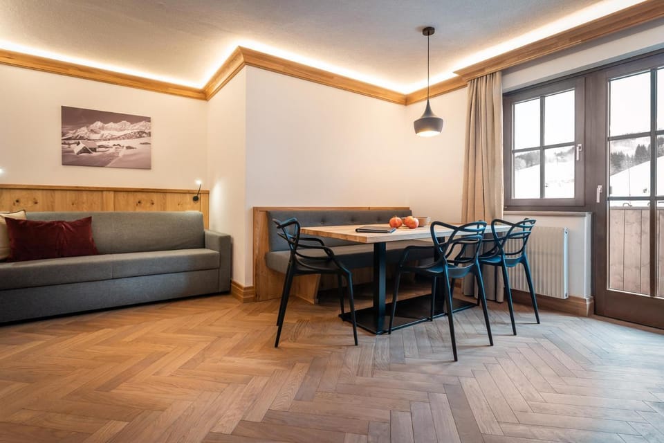 Seating area, Dining area