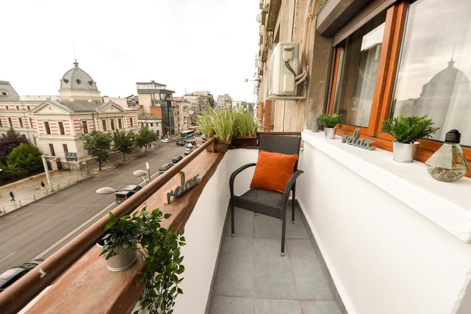 Property building, Day, View (from property/room), Balcony/Terrace, Seating area, City view