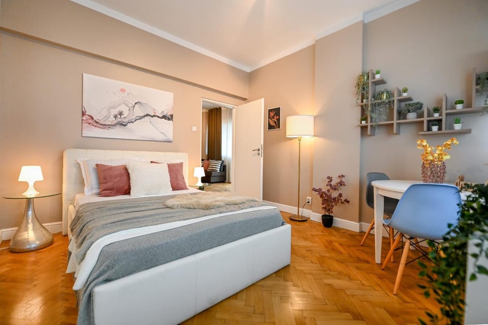 Bed, Photo of the whole room, Seating area, Bedroom