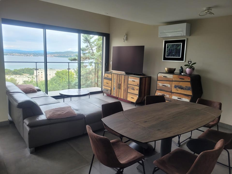 Communal lounge/ TV room, Natural landscape, TV and multimedia, Living room, Dining area