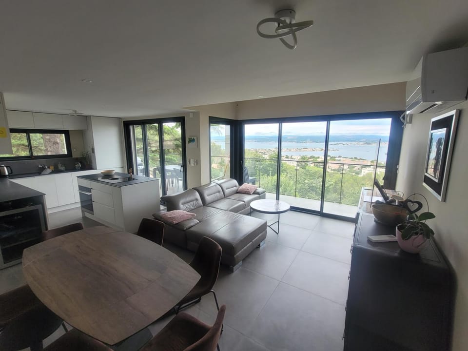 Natural landscape, TV and multimedia, View (from property/room), Balcony/Terrace, Living room, Seating area