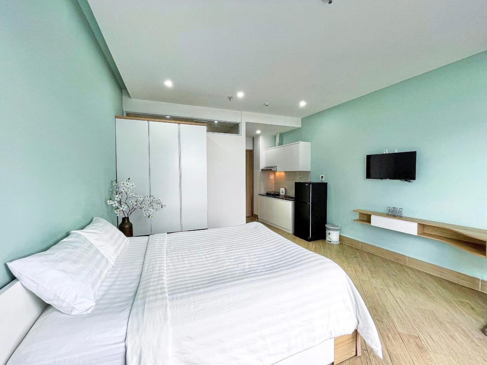 Bed, TV and multimedia, Photo of the whole room, wardrobe, air conditioner