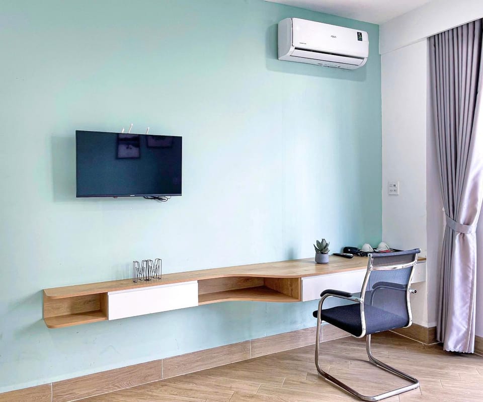 TV and multimedia, Seating area, air conditioner