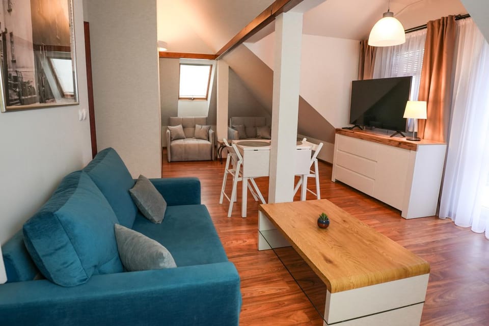 Communal lounge/ TV room, TV and multimedia, Living room, Seating area, Dining area