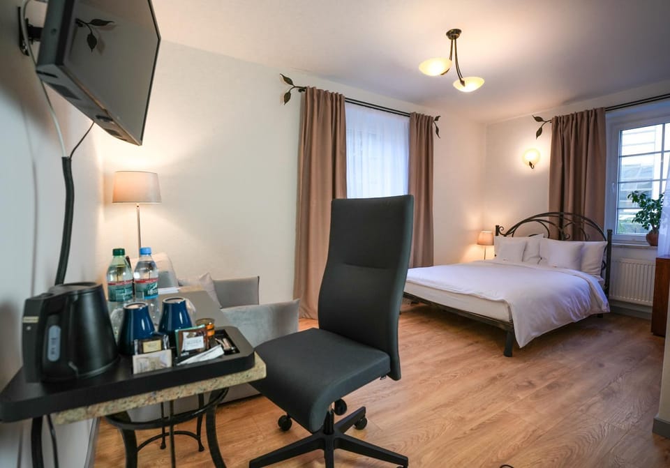 Bed, TV and multimedia, Photo of the whole room, Bedroom