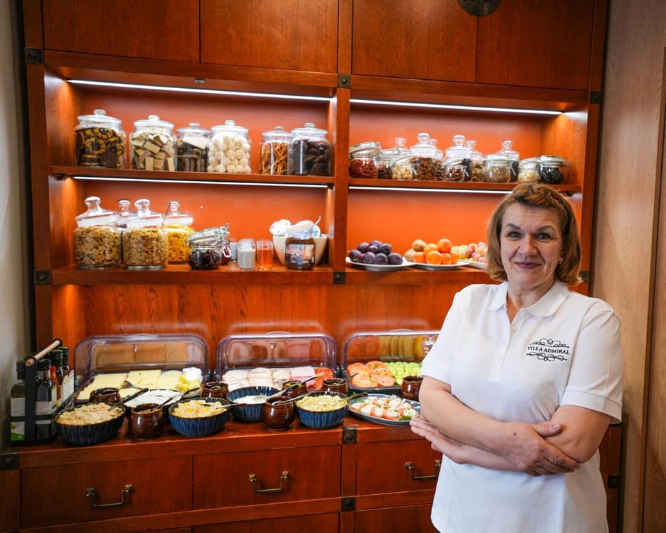 People, Kitchen or kitchenette, Food and drinks, Food, Buffet breakfast