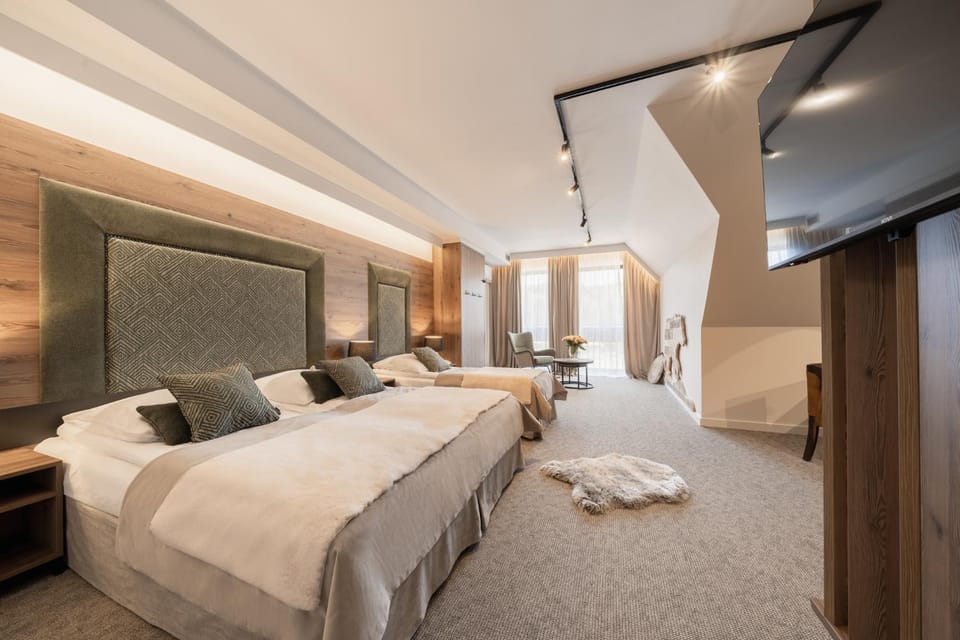 Bed, TV and multimedia, Photo of the whole room, wardrobe