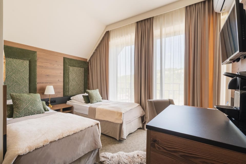 Communal lounge/ TV room, Bed, TV and multimedia, Photo of the whole room, Evening entertainment, Bedroom