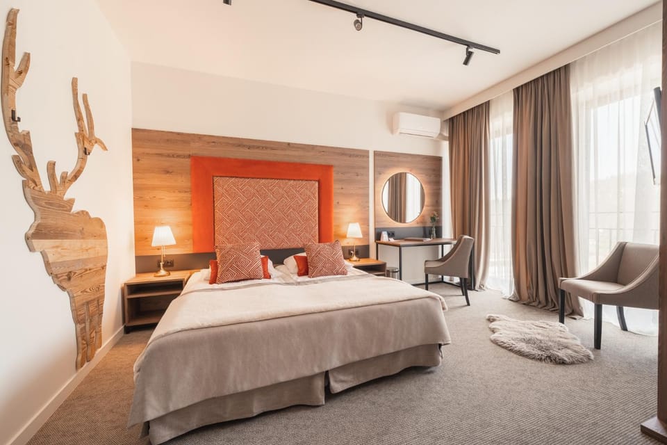 Bed, Photo of the whole room, Seating area, Bedroom
