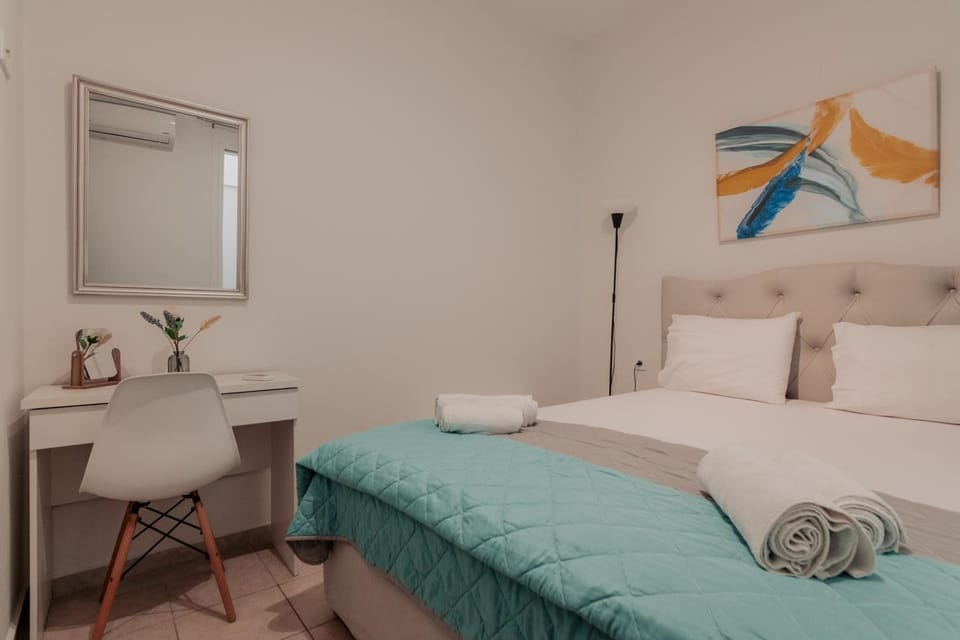 Bed, Bedroom, towels