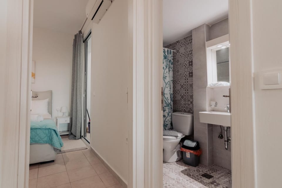 Shower, Toilet, Bed, Photo of the whole room, Bedroom