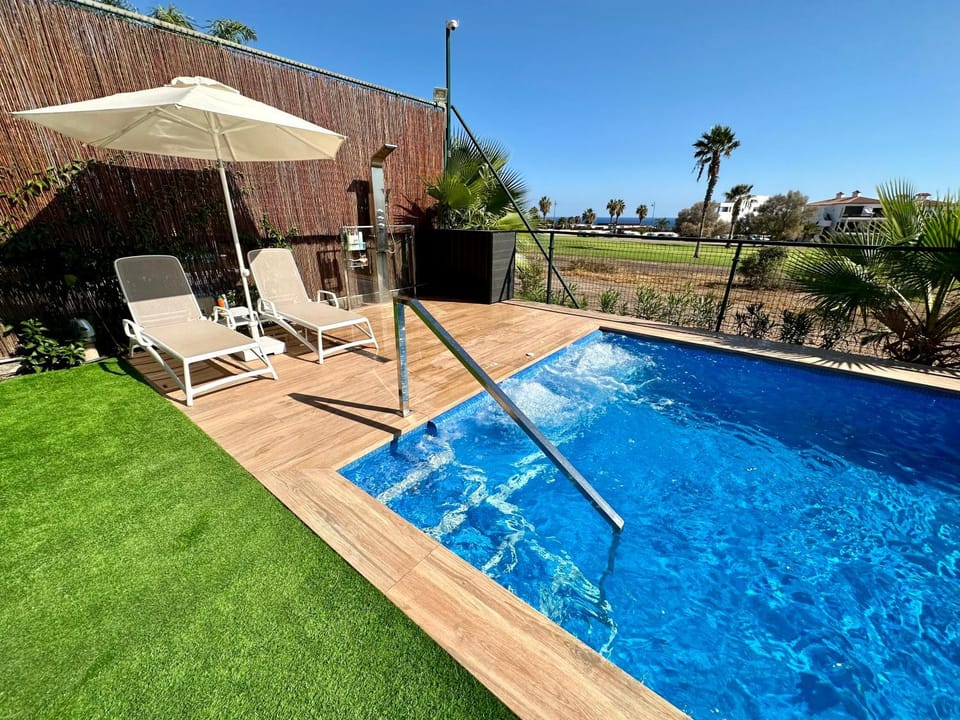 Swimming pool, sunbed