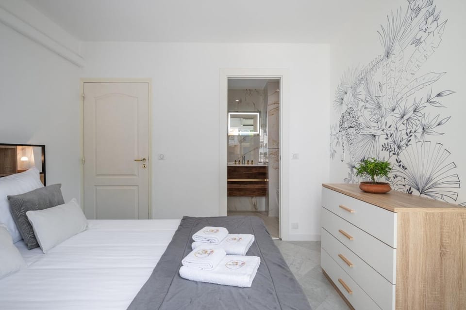 Bed, Photo of the whole room, Bedroom, internet, towels, air conditioner