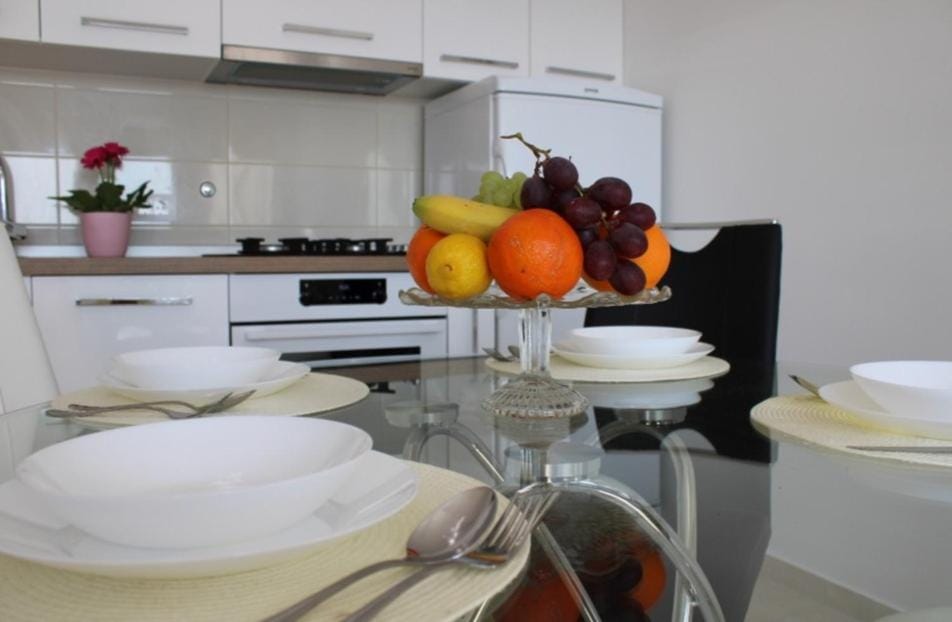 Kitchen or kitchenette, Food and drinks, Dining area, Food, pet friendly, stove