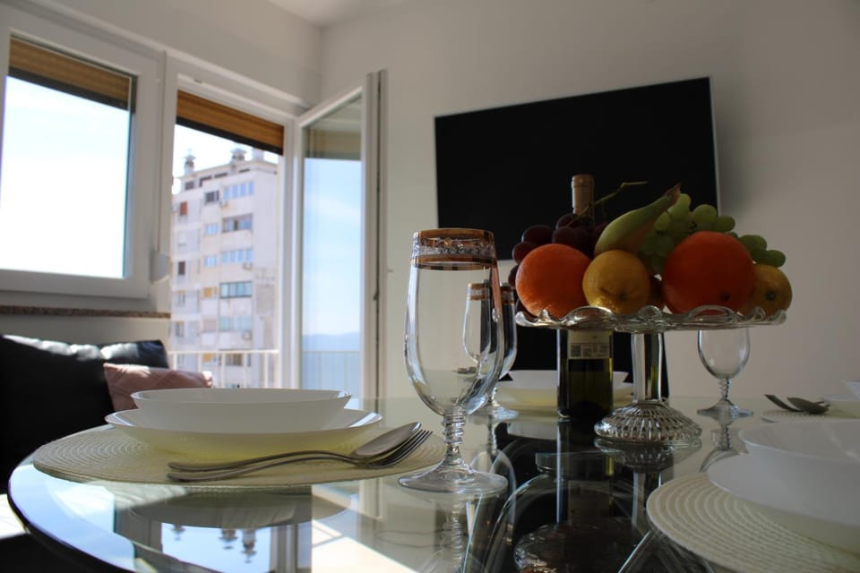 Communal lounge/ TV room, TV and multimedia, Food and drinks, Dining area, Evening entertainment, Food