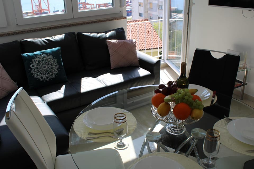 Living room, Food and drinks, Seating area, Dining area, Food