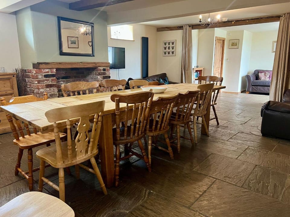 The Holmes Barn - Sleeps 16 - Pet friendly House in High Peak District