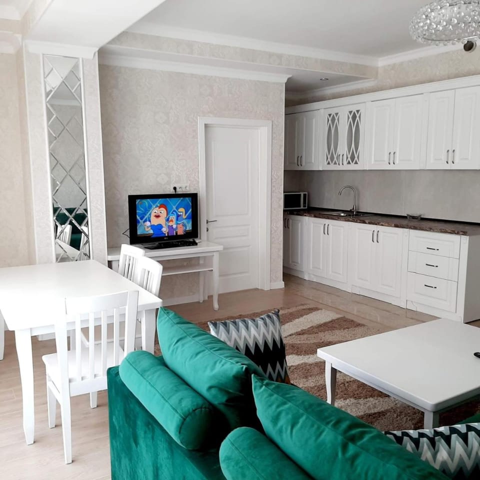 TV and multimedia, Living room, Seating area, Dining area