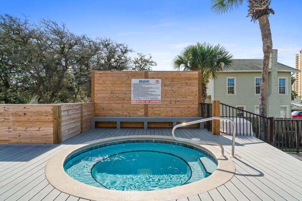 Patio, Day, Natural landscape, Hot Tub, sunbed