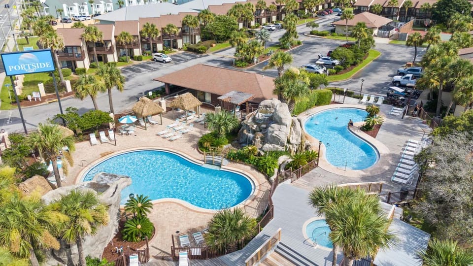 Property building, Day, Natural landscape, Bird's eye view, Pool view, Swimming pool, Location, Parking, sunbed