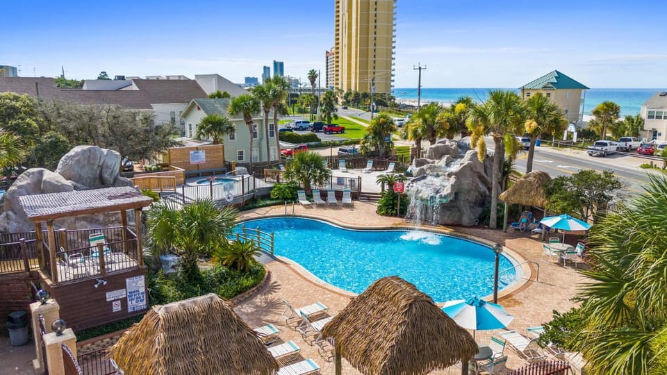 Property building, Nearby landmark, Day, Natural landscape, Bird's eye view, City view, Pool view, Sea view, Swimming pool, Location, sunbed