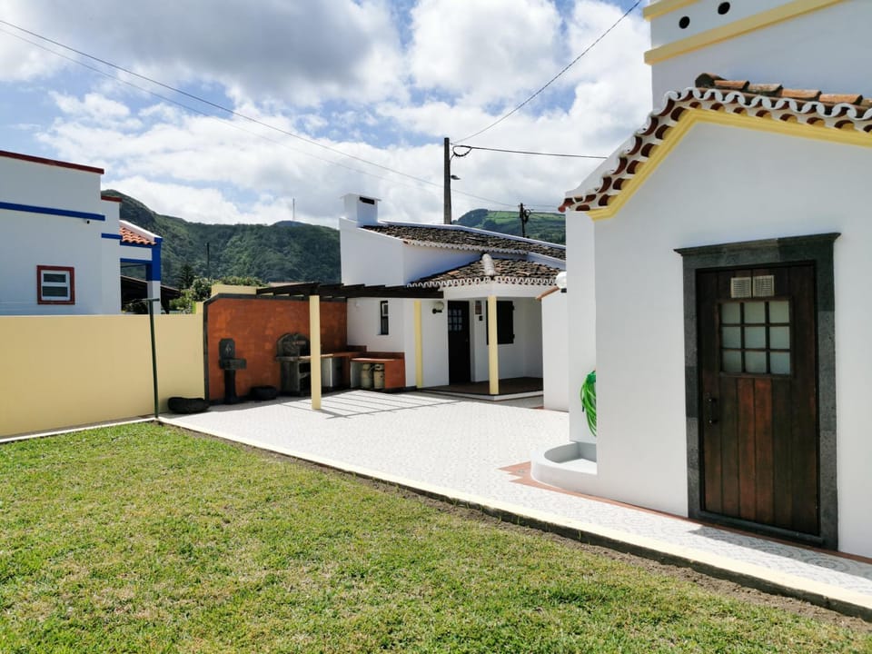 Property building, Patio, Facade/entrance, Garden