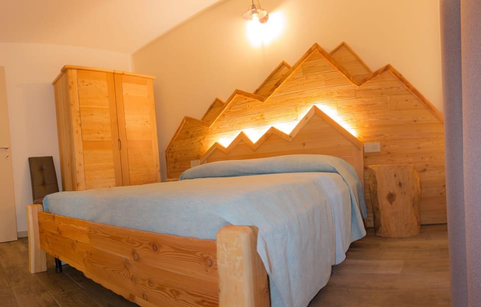 Photo of the whole room, Bedroom, locker