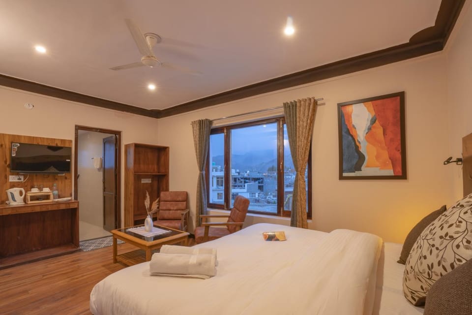 Bed, TV and multimedia, Photo of the whole room, Bedroom
