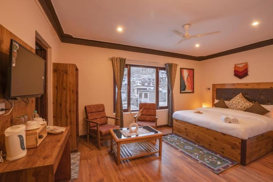 Bed, TV and multimedia, Photo of the whole room, Bedroom
